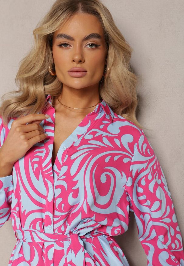 Renee - Fuksjowo-Niebieska Sukienka Koszulowa Maxi z Materiałowym Paskiem w Abstrakcyjny Print Lirans. Kolor: różowy. Materiał: materiał. Wzór: nadruk. Typ sukienki: koszulowe. Długość: maxi