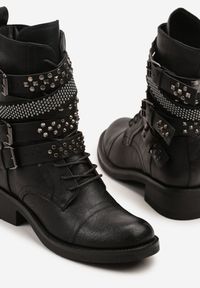 Renee - Czarne Botki Workery Ozdobione Nitami i Klamrami Tullavia. Okazja: na co dzień. Zapięcie: klamry. Kolor: czarny. Materiał: jeans, skóra. Wzór: aplikacja. Styl: casual