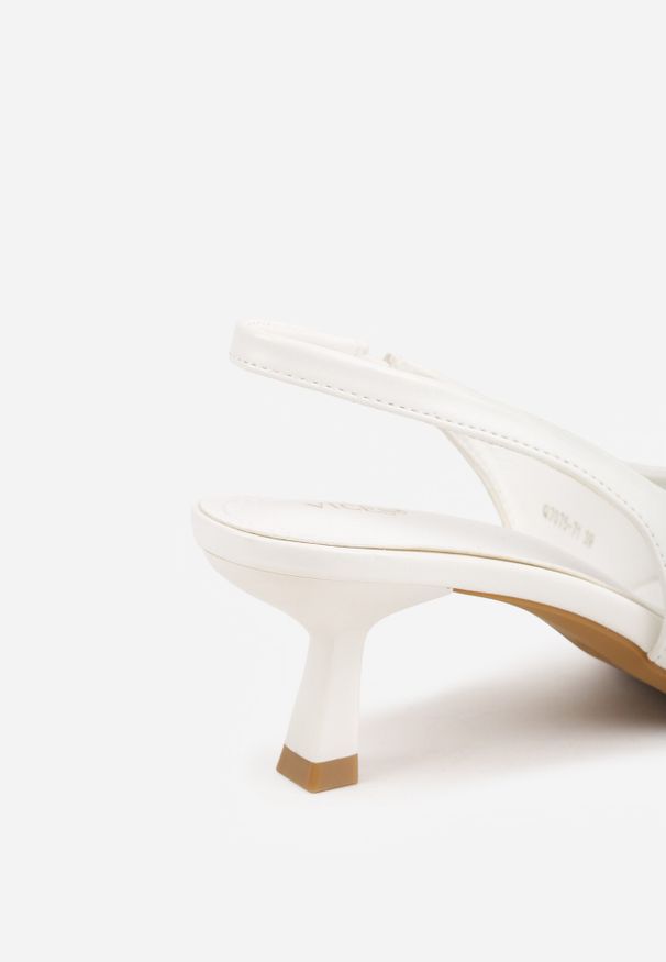 Born2be - Białe Czółenka Sandały Vices na Kaczuszce Bez Pięty z Metaliczną Ozdobą Lilenda. Okazja: do pracy, na co dzień, na spotkanie biznesowe, na spacer. Kolor: biały. Wzór: aplikacja. Sezon: lato. Obcas: na szpilce. Styl: elegancki, biznesowy, glamour, casual. Wysokość obcasa: średni