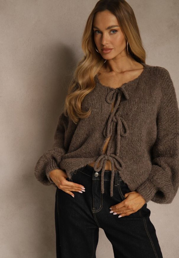 Renee - Jasnobrązowy Kardigan z Wełną o Kroju Oversize z Wiązanymi Kokardami Elearina. Okazja: na co dzień. Typ kołnierza: kokarda. Kolor: brązowy. Materiał: wełna. Styl: casual, elegancki, street