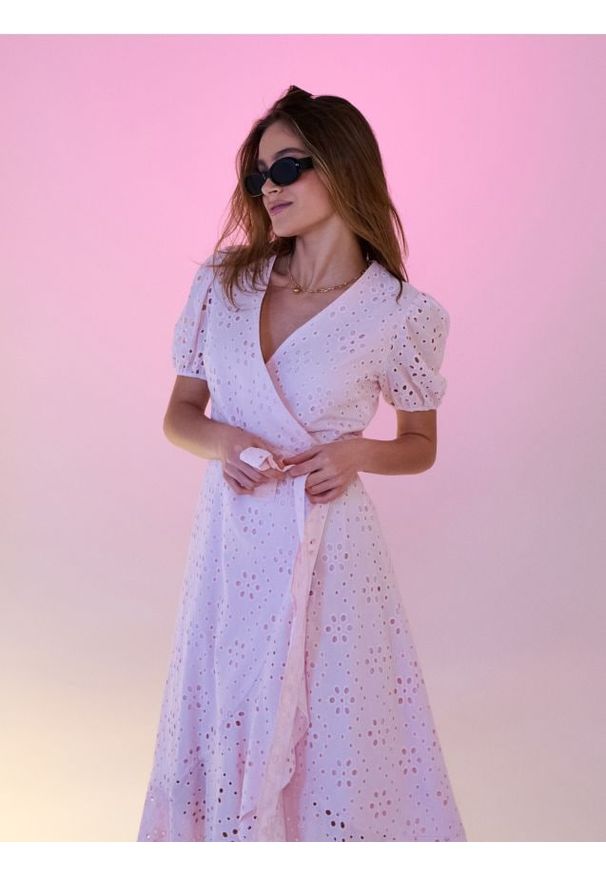 Sinsay - Bawełniana ażurowa sukienka midi z falbaną i wiązaniem - różowy. Kolor: różowy. Materiał: bawełna. Wzór: ażurowy. Długość: midi