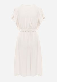 Born2be - Jasnobeżowa Sukienka z Kopertowym Dekoltem i Paskiem Sizue. Kolor: beżowy. Typ sukienki: kopertowe #7