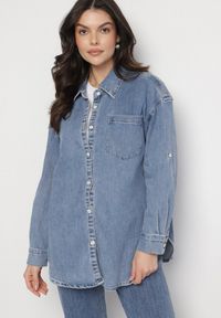 Born2be - Niebieska Koszula Jeansowa Oversize z Wiskozą Ulathiela. Okazja: na co dzień, na spotkanie biznesowe. Typ kołnierza: kołnierzyk klasyczny. Kolor: niebieski. Materiał: wiskoza, jeans. Długość rękawa: długi rękaw. Długość: długie. Styl: biznesowy, klasyczny, casual, elegancki #6