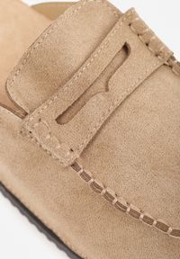 Renee - Ciemnobeżowe Klapki Mule na Podeszwie z Korka z Ozdobnymi Przeszyciami Chionessa. Okazja: na co dzień. Kolor: beżowy. Styl: retro, casual #3