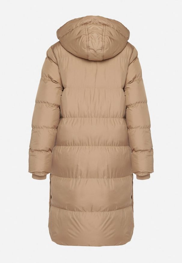 Born2be - Ciemnobeżowa Długa Kurtka Pikowana z Kapturem Genama. Okazja: na co dzień, na spacer. Typ kołnierza: kaptur. Kolor: beżowy. Materiał: dzianina, jeans, poliester. Długość: długie. Styl: casual, klasyczny