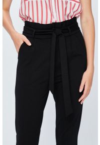 Vero Moda Spodnie damskie kolor czarny proste high waist. Stan: podwyższony. Kolor: czarny