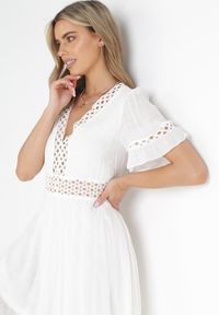 Born2be - Biała Rozkloszowana Sukienka Mini z Koronkowymi Wstawkami i Gumkami w Pasie Jolen. Kolor: biały. Materiał: koronka. Sezon: wiosna, lato. Długość: mini #5