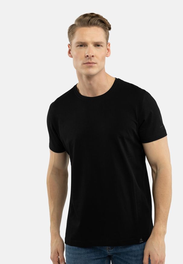 Volcano - Bawełniana koszulka T-BASIC. Kolekcja: plus size. Kolor: czarny. Materiał: bawełna. Długość rękawa: krótki rękaw. Długość: krótkie. Styl: klasyczny