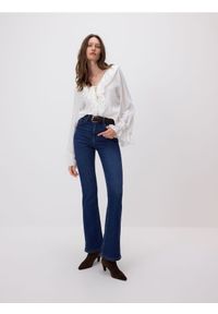 Reserved - Jeansy flare bootcut - granatowy. Kolor: niebieski
