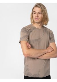 4f - T-shirt regular z nadrukiem allover męski. Kolor: brązowy. Materiał: bawełna. Wzór: nadruk