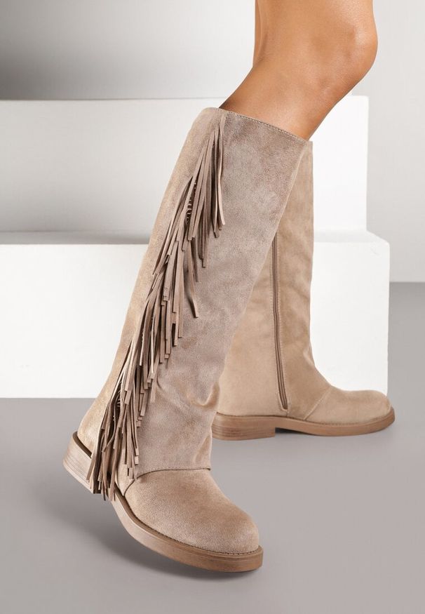 Born2be - Ciemnobeżowe Kozaki w Stylu Boho z Imitacji Zamszu z Frędzlami Vemirina. Okazja: na co dzień. Kolor: beżowy. Materiał: zamsz. Obcas: na płaskiej podeszwie. Styl: boho