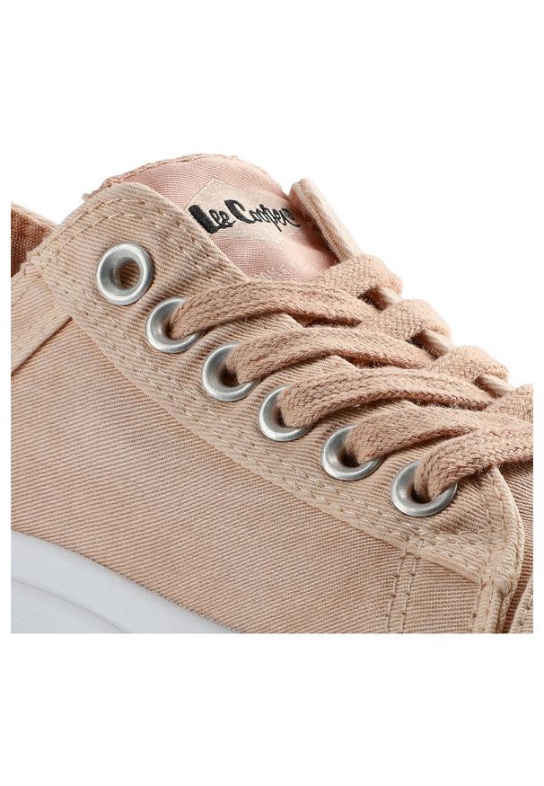 Trampki damskie Lee Cooper, wykonane z materiału tekstylnego o gładkiej strukturze z klasycznym sznurowaniem, różowe, LCWL-20-31-012. Okazja: na uczelnię, na co dzień, na spacer. Kolor: różowy. Materiał: materiał. Szerokość cholewki: normalna. Wzór: gładki. Styl: klasyczny