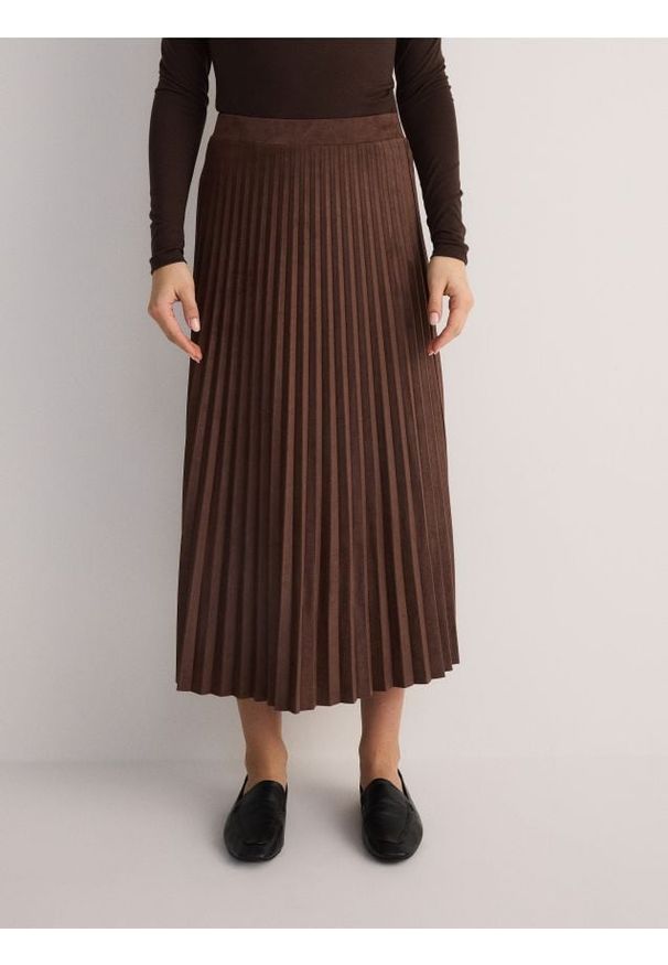 Reserved - Plisowana spódnica z imitacji zamszu - brązowy. Kolor: brązowy. Materiał: zamsz