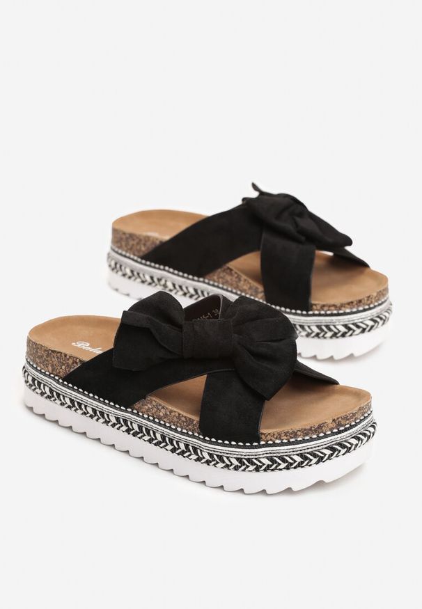 Renee - Czarne Klapki z Kokardką z Tkaniny i Dekoracyjną Platformą Inaile. Kolor: czarny. Materiał: tkanina. Obcas: na platformie. Styl: boho
