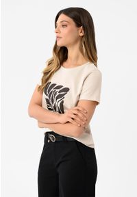 Volcano - Koszulka z graficznym nadrukiem T-MYKONOS. Okazja: na co dzień. Kolor: kremowy. Materiał: skóra, bawełna, materiał, elastan. Długość: krótkie. Wzór: nadruk. Styl: klasyczny, casual #1