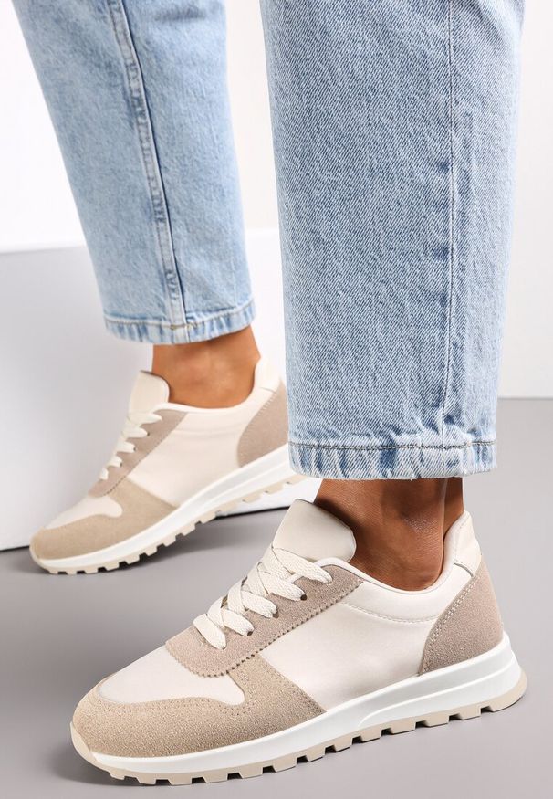Renee - Biało-Ciemnobeżowe Sznurowane Sneakersy na Płaskiej Podeszwie z Wycięciami i Wstawkami Zaylynn. Okazja: na co dzień. Wysokość cholewki: przed kostkę. Kolor: beżowy. Materiał: skóra, materiał. Szerokość cholewki: normalna. Obcas: na płaskiej podeszwie