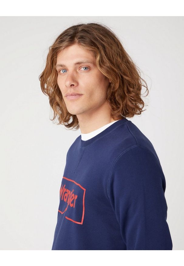 Wrangler - WRANGLER FRAME LOGO CREW MĘSKA BLUZA KLASYCZNA NADRUK NAVY W662HA114 112320240. Okazja: na co dzień. Materiał: bawełna, jeans. Długość rękawa: długi rękaw. Długość: długie. Wzór: nadruk. Styl: casual, klasyczny