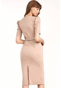 Nife - Elegancka sukienka ołówkowa z bufiastymi rękawami dopasowana beżowa. Okazja: na komunię, do pracy. Kolor: beżowy. Typ sukienki: ołówkowe. Styl: elegancki #3