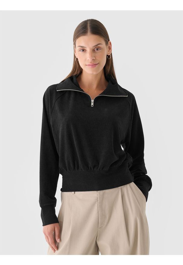 4f - 4F Bluza dresowa z weluru nierozpinana bez kaptura damska - czarna L. Okazja: na co dzień. Typ kołnierza: bez kaptura. Kolor: czarny. Materiał: welur, dresówka. Długość rękawa: raglanowy rękaw. Wzór: prążki, jednolity. Styl: klasyczny, casual, sportowy