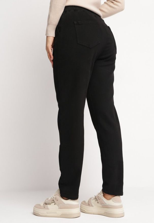 Born2be - Czarne Jeansy Mom Fit z Elastycznej Bawełny Lapiras. Okazja: na co dzień. Stan: podwyższony. Kolor: czarny. Wzór: aplikacja. Styl: wizytowy, casual, elegancki
