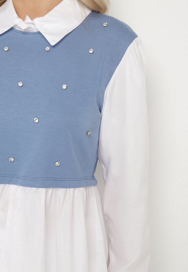 Born2be - Niebieska Rozkloszowana Bluzka Koszulowa z Wiskozą z Wszytą Kamizelką z Cyrkoniami Uliaviela. Okazja: na co dzień. Typ kołnierza: kołnierzyk klasyczny. Kolor: niebieski. Materiał: wiskoza. Długość rękawa: długi rękaw. Długość: długie. Wzór: aplikacja. Styl: klasyczny, casual, elegancki