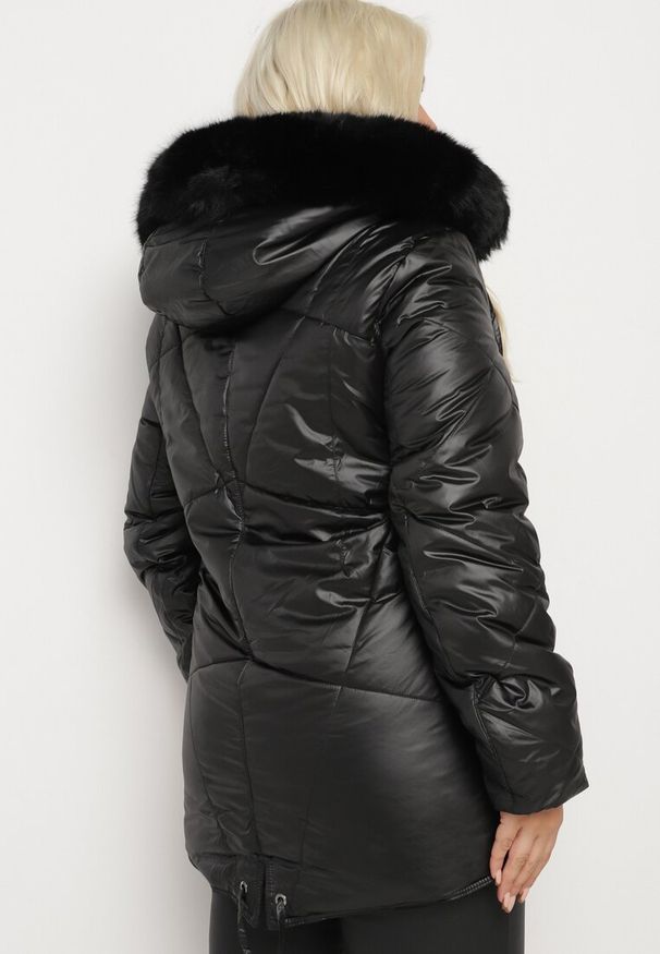 Born2be - Czarna Kurtka Lekko Pikowana z Odpinanym Kapturem i Futerkiem Fioritta. Kolekcja: plus size. Kolor: czarny. Materiał: futro. Sezon: zima