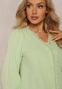 Renee - Zielona Bawełniana Koszula z Trójkątnym Dekoltem Zapinana na Guziki Ozdobiona Koronką Salmattera. Kolor: zielony. Materiał: bawełna, koronka. Wzór: aplikacja, koronka #4