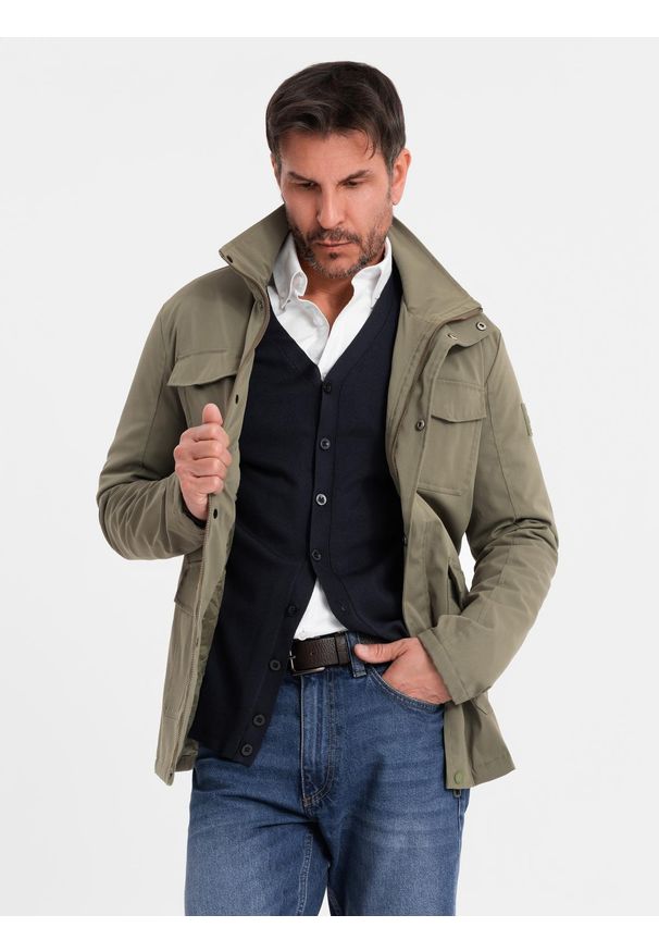 Ombre Clothing - Lekka męska kurtka z kieszeniami i wysokim kołnierzem – khaki V3. Okazja: na co dzień. Typ kołnierza: kołnierzyk stójkowy. Kolor: brązowy. Materiał: syntetyk, materiał. Wzór: aplikacja. Styl: klasyczny, casual