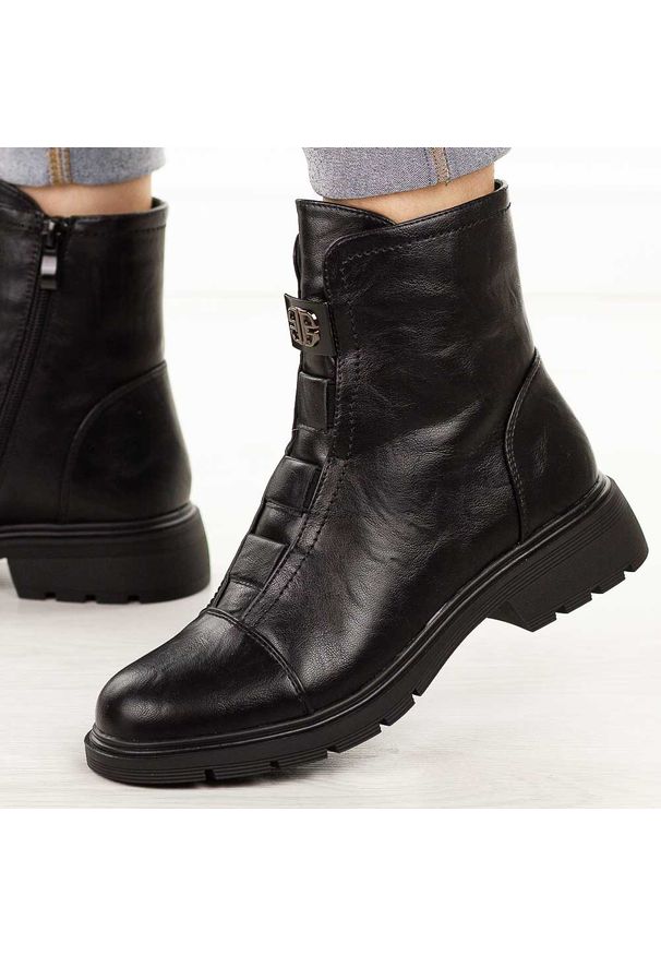 Czarne botki damskie M.Daszyński 2501-9. Okazja: na co dzień. Nosek buta: okrągły. Zapięcie: zamek. Kolor: czarny. Wzór: aplikacja. Materiał: skóra. Sezon: zima, jesień. Obcas: na obcasie. Styl: elegancki, casual