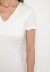 Born2be - Biała Sukienka Dopasowana Bodycon z Dekoltem w Serek Efricene. Okazja: na co dzień. Typ kołnierza: dekolt w serek. Kolor: biały. Materiał: jeans. Długość rękawa: krótki rękaw. Typ sukienki: bodycon. Styl: casual, klasyczny #2
