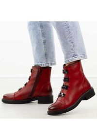 Czerwone płaskie botki damskie M.Daszyński Sa252-16. Okazja: na spacer, na co dzień. Kolor: czerwony. Szerokość cholewki: normalna. Wzór: aplikacja. Materiał: skóra. Sezon: zima, jesień. Obcas: na obcasie. Styl: casual, elegancki, klasyczny. Wysokość obcasa: niski #1