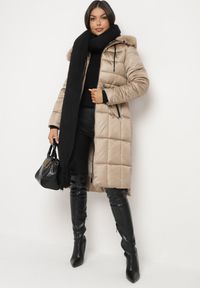 Born2be - Ciemnobeżowa Pikowana Kurtka z Kapturem z Futerkiem z Możliwością Odpięcia Ściągana w Talii Ravanna. Okazja: na co dzień. Typ kołnierza: kaptur. Kolor: beżowy. Materiał: futro. Styl: casual, elegancki #2