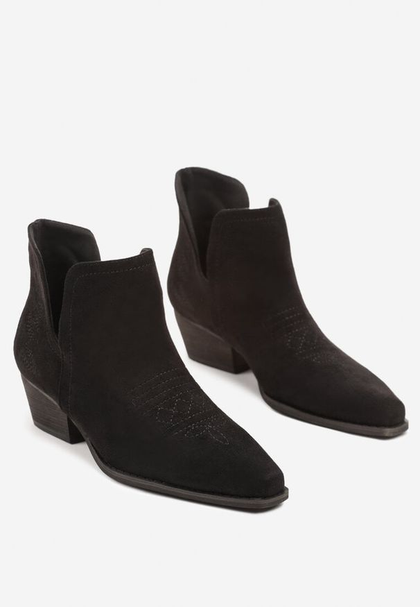 Renee - Czarne Botki Typu Kowbojki z Wycięciem na Stożkowym Obcasie Hanrisa. Zapięcie: bez zapięcia. Kolor: czarny. Materiał: jeans. Obcas: na obcasie. Styl: boho, elegancki. Wysokość obcasa: średni