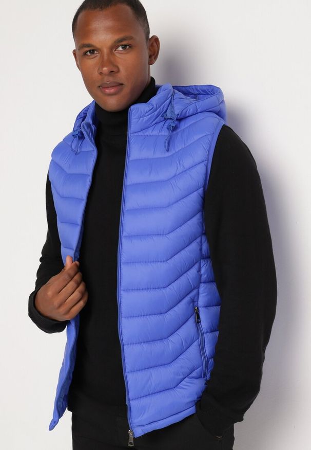 Born2be - Niebieska Kamizelka z Odpinanym Kapturem Pikowana ze Ściągaczami Wodoodporna Migiel. Okazja: na co dzień. Kolor: niebieski. Materiał: jeans. Styl: elegancki, casual