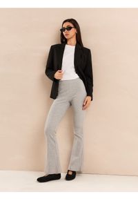 Sinsay - Bawełniane legginsy flare w prążki - szary. Kolor: szary. Materiał: bawełna. Wzór: prążki #1