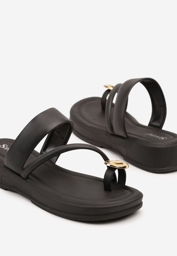 Born2be - Czarne Klapki Typu Japonki z Metaliczną Ozdobą Rosarwena. Okazja: na co dzień. Kolor: czarny. Materiał: jeans. Wzór: aplikacja. Styl: elegancki, casual