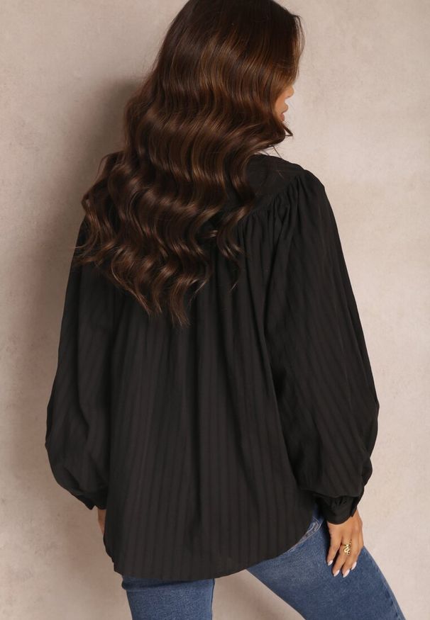 Renee - Czarna Koszula Oversize z Bawełny Endona. Typ kołnierza: kołnierzyk stójkowy. Kolor: czarny. Materiał: bawełna. Wzór: aplikacja. Styl: elegancki