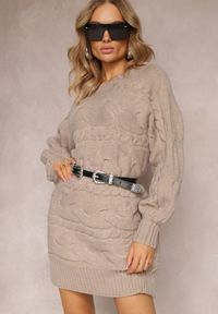 Renee - Ciemnobeżowy Długi Sweter Oversize z Wypukłym Splotem All Over Somet. Kolor: beżowy. Długość: długie. Wzór: ze splotem. Styl: elegancki