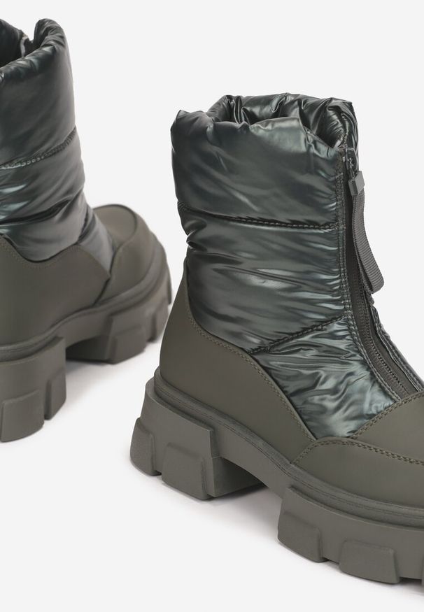Born2be - Zielone Śniegowce na Grubej Podeszwie Bishi. Okazja: na co dzień. Nosek buta: okrągły. Zapięcie: zamek. Kolor: zielony. Materiał: jeans, materiał. Sezon: zima, jesień. Obcas: na obcasie. Styl: wizytowy, klasyczny, elegancki, casual. Wysokość obcasa: niski, średni