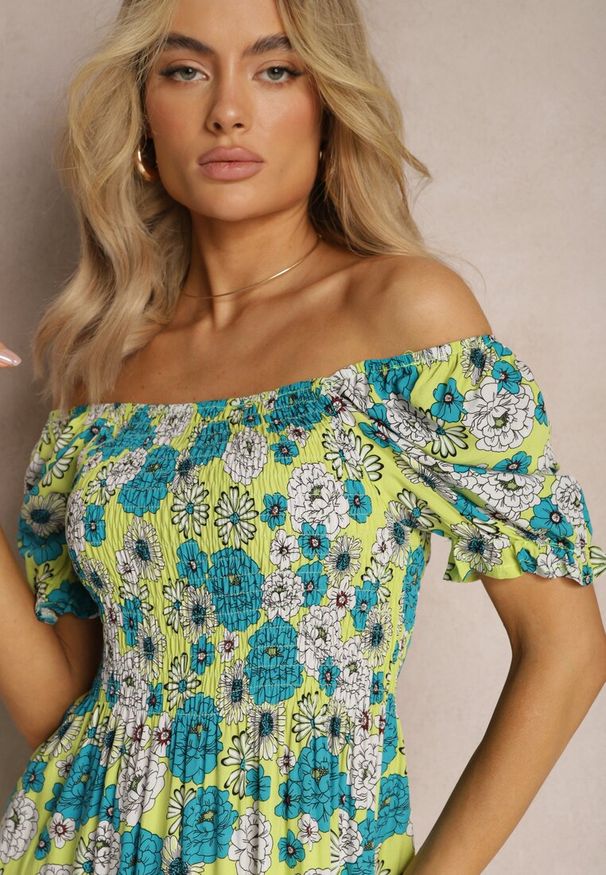 Renee - Jasnozielona Sukienka Midi z Wiskozy w Kwiaty z Kwadratowym Dekoltem i Marszczeniami Nasoria. Typ kołnierza: dekolt kwadratowy. Kolor: zielony. Materiał: wiskoza. Wzór: kwiaty. Sezon: lato. Długość: midi