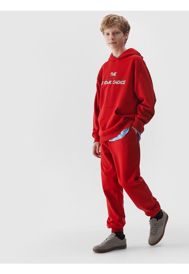 4f - 4F Bluza dresowa nierozpinana z kapturem chłopięca - bordowa 122 (6-7 lat). Okazja: na co dzień. Typ kołnierza: kaptur. Kolor: czerwony. Materiał: dresówka. Wzór: napisy, gładki, ze splotem. Sezon: lato. Styl: casual, sportowy