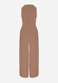 Born2be - Ciemnobeżowy Elegancki Kombinezon z Ozdobnymi Zakładkami Zellysha. Okazja: na co dzień, na spotkanie biznesowe. Kolor: beżowy. Wzór: aplikacja. Styl: elegancki #6