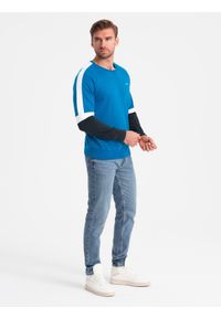 Ombre Clothing - Trójkolorowa dresowa męska bluza z raglanowymi rękawami – niebieska V4 - Rozmiar: M. Okazja: na co dzień. Kolor: niebieski. Materiał: dresówka. Długość rękawa: raglanowy rękaw. Wzór: nadruk. Styl: sportowy, casual