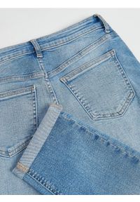 Reserved - Jeansy boyfriend slim - niebieski. Kolor: niebieski