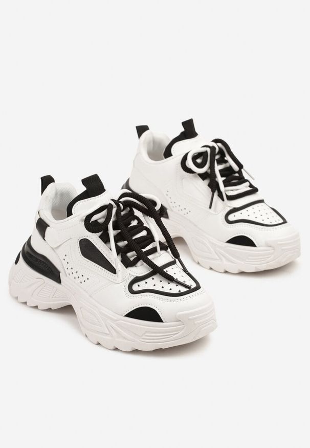 Renee - Biało-Czarne Sneakersy w Streetwearowym Stylu na Tłoczonej Podeszwie Nelasea. Okazja: na co dzień. Zapięcie: sznurówki. Kolor: biały. Materiał: jeans, skóra. Obcas: na platformie