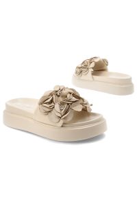 Klapki damskie S.Barski, cholewka ze skóry ekologicznej wsuwane z przodu ozdobne kwiaty, beżowe, MR61-9015. Kolor: beżowy. Materiał: skóra ekologiczna. Wzór: kwiaty #6