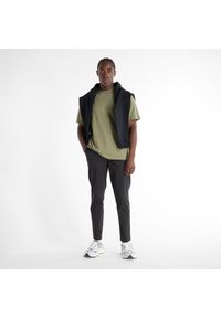 Spodnie męskie New Balance MP43554BK – czarne. Kolor: czarny. Materiał: bawełna, materiał, nylon. Wzór: aplikacja #4