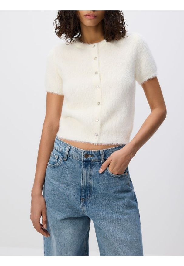 Reserved - Kardigan z krótkim rękawem - złamana biel. Materiał: dzianina. Długość rękawa: krótki rękaw. Długość: krótkie