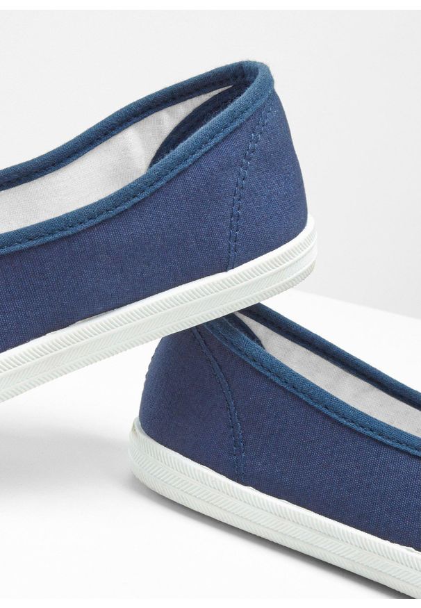 bonprix - Baleriny z ozdobnym sznurowaniem. Kolor: niebieski