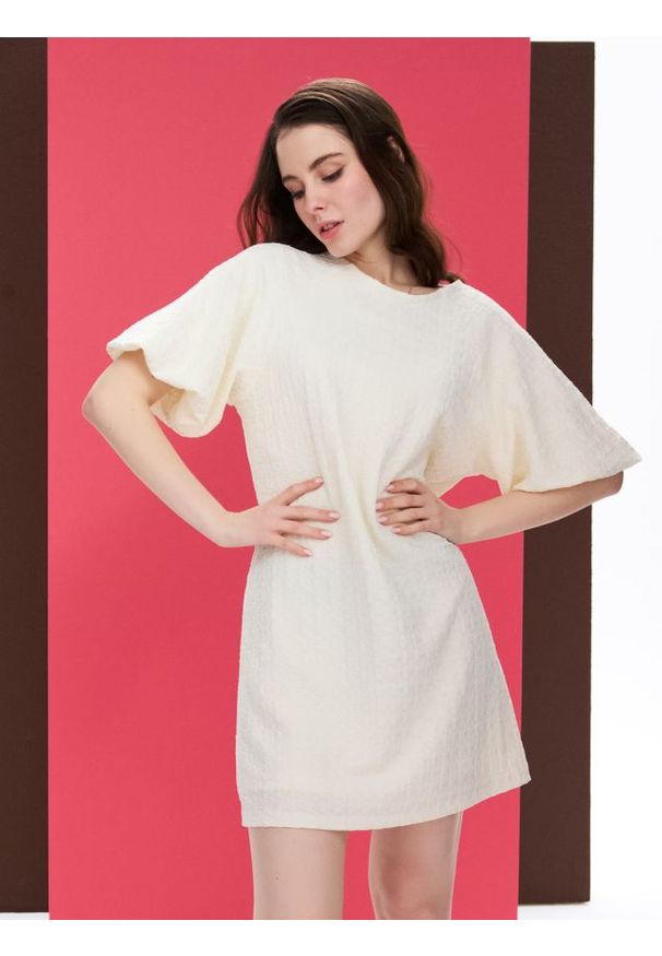 Sinsay - Sukienka mini z bufiastym rękawem - kremowy. Kolor: kremowy. Długość: mini